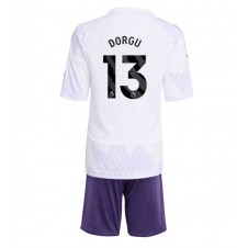 Manchester United Patrick Dorgu #13 Bortedraktsett Barn 2025-26 Kortermet (+ korte bukser)